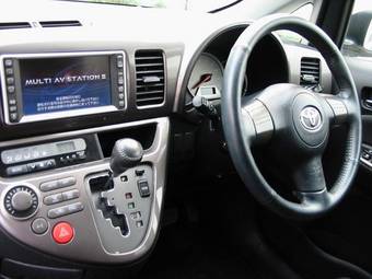 2004 Toyota Wish Photos
