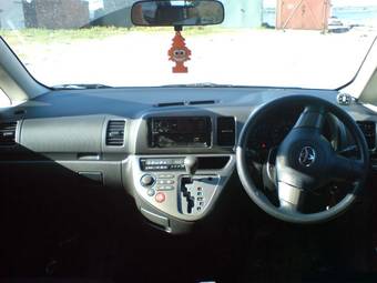2004 Toyota Wish Photos