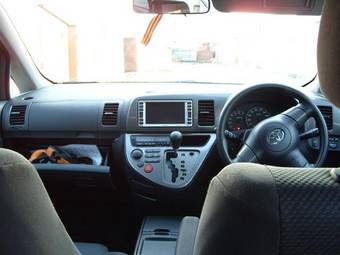 2004 Toyota Wish Pictures