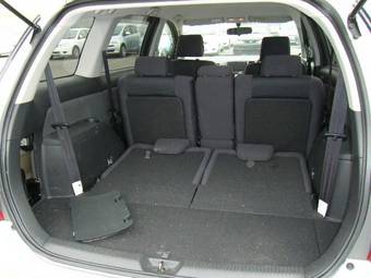 2004 Toyota Wish Photos