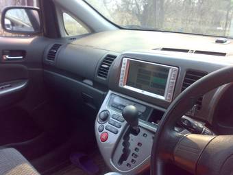 2004 Toyota Wish Photos