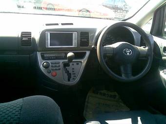 2004 Toyota Wish Pictures