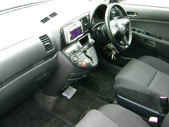 2004 Toyota Wish Images