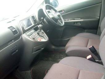 2004 Toyota Wish Pictures