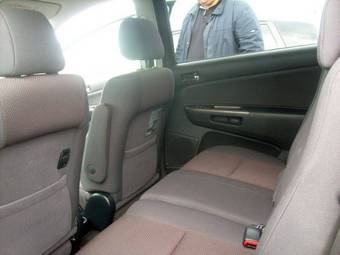 2004 Toyota Wish Photos