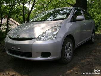 2004 Toyota Wish Photos