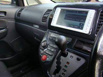 2004 Toyota Wish Pictures