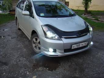 2004 Toyota Wish Photos