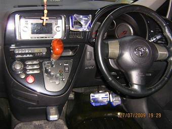 2004 Toyota Wish Pictures