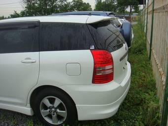 2004 Toyota Wish Photos