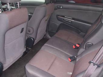 2004 Toyota Wish Pictures