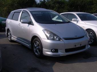 2004 Toyota Wish Photos