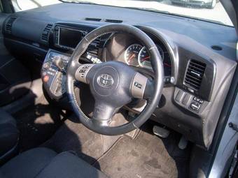 2004 Toyota Wish Photos