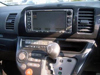 2004 Toyota Wish Images