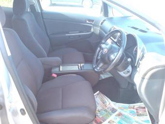 2004 Toyota Wish Photos