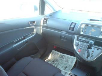 2004 Toyota Wish Pictures