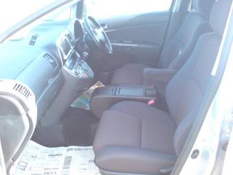 2004 Toyota Wish Photos