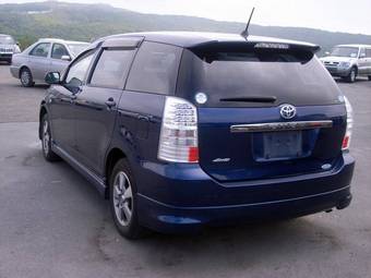 2004 Toyota Wish Photos