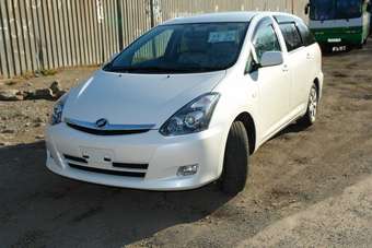 2005 Toyota Wish Photos