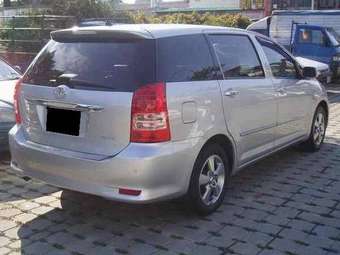 2005 Toyota Wish Images