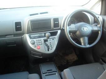 2005 Toyota Wish Pictures