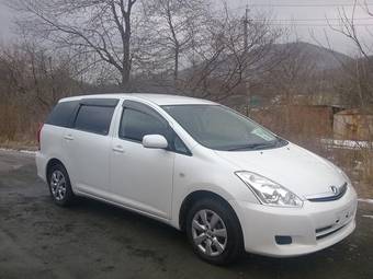 2005 Toyota Wish Pictures