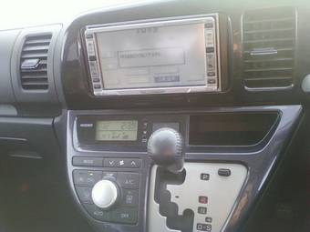 2005 Toyota Wish Images