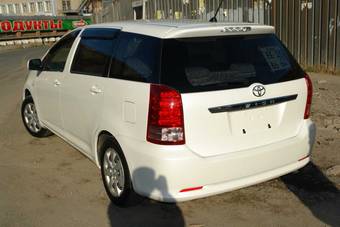 2005 Toyota Wish Pictures