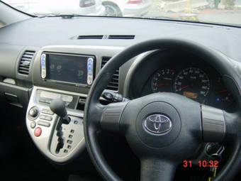 2005 Toyota Wish Pictures