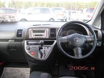 2005 Toyota Wish Pictures