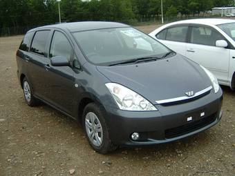 2005 Toyota Wish Photos