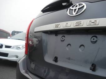 2005 Toyota Wish Pictures