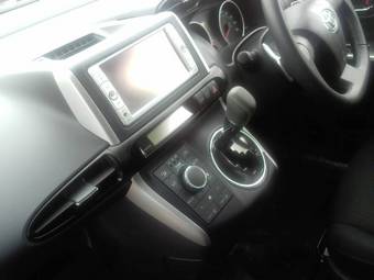 2010 Toyota Wish Pics