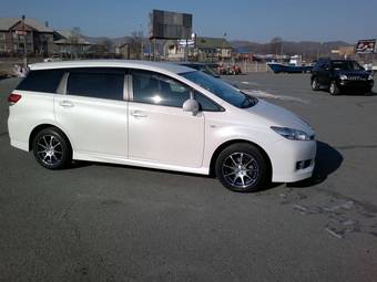 2010 Toyota Wish Pictures