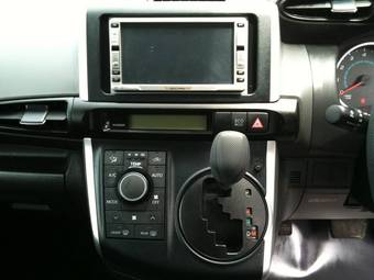 2010 Toyota Wish Pictures