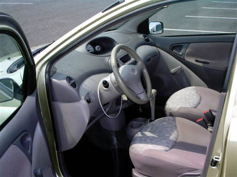 2002 Toyota Yaris Images