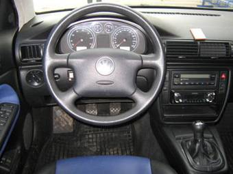 2003 Volkswagen Passat Photos