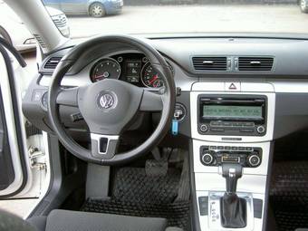 2010 Volkswagen Passat Images
