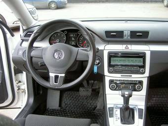 2010 Volkswagen Passat Images