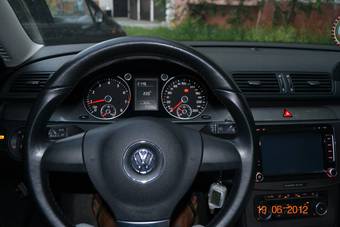 2010 Volkswagen Passat Photos