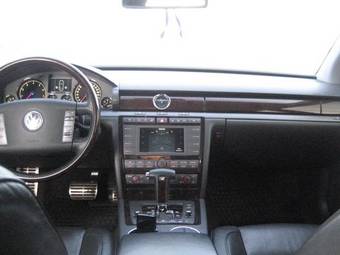 2004 Volkswagen Phaeton Pictures