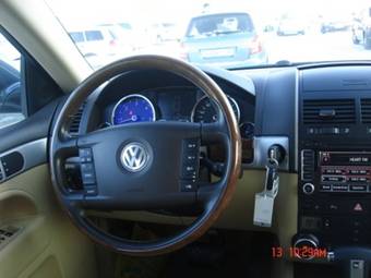 2010 Volkswagen Touareg Photos