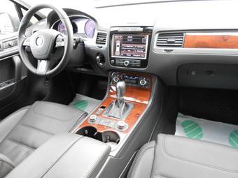 2010 Volkswagen Touareg Photos