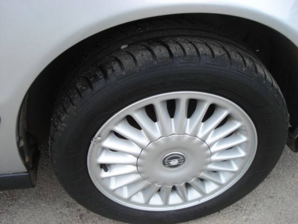 2000 Volvo V40