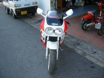 1990 Yamaha FZR400 Pictures