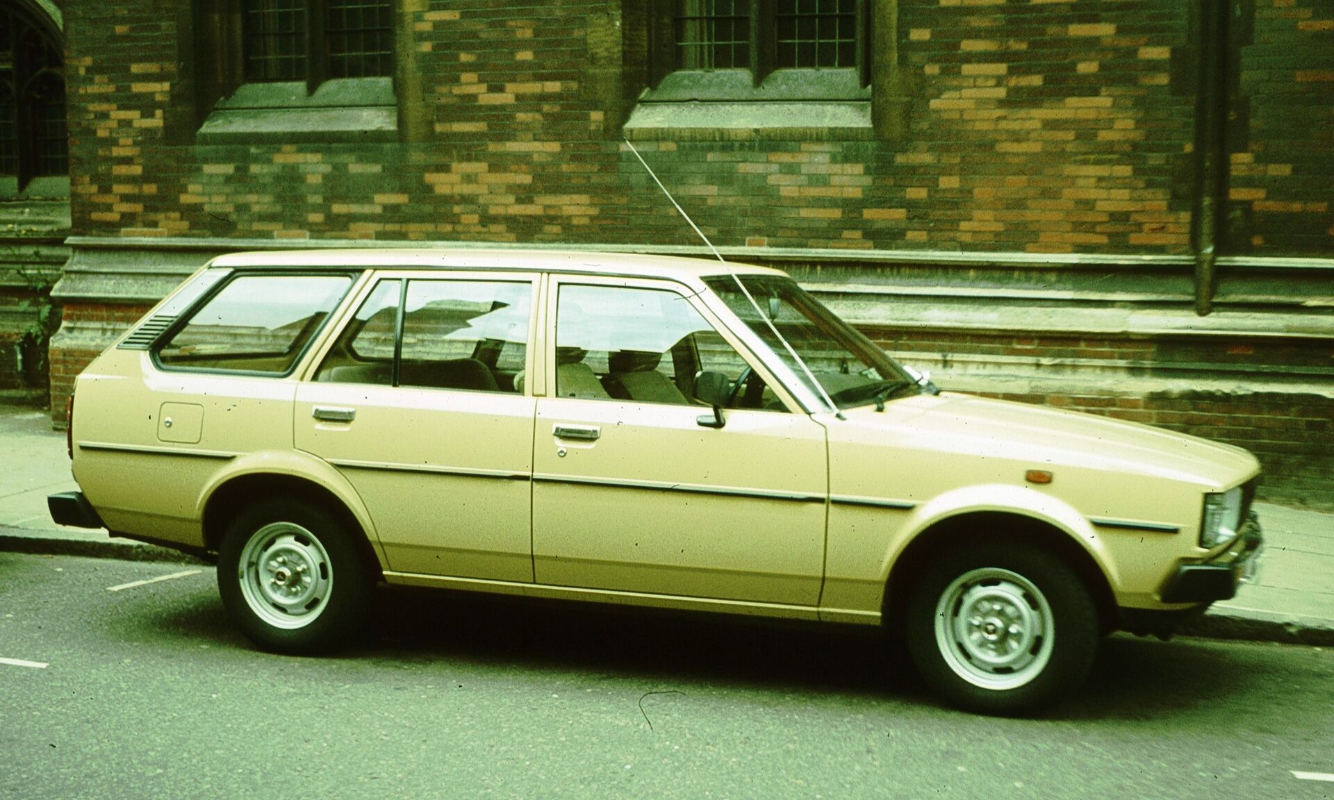 Toyota Corolla Wagon IV (E70) 1979 - 1987 Specs and Technical Data ...