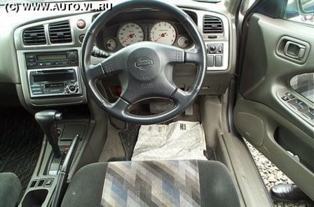 2002 Nissan Avenir